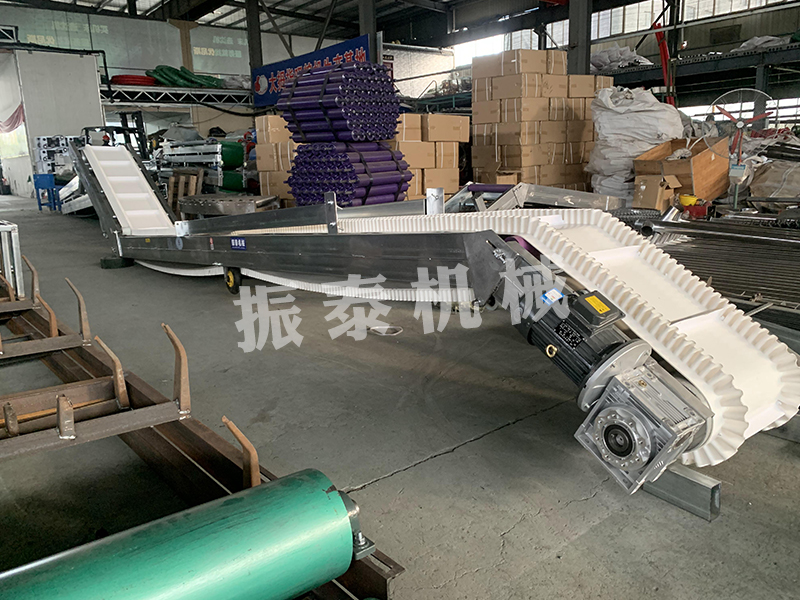 大傾角裙邊皮帶輸送機(jī)生產(chǎn)已完成，檢測合格，發(fā)往金昌！